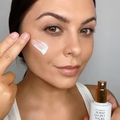 CHARLOTTE'S MAGIC CREAM LIGHT -Fashion Cosmetics Shop MagicCreamLight Model BarriKing PDP